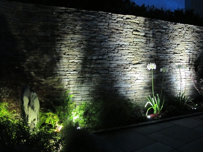 Очень оригинальны также подсветка стен или элементов из камня