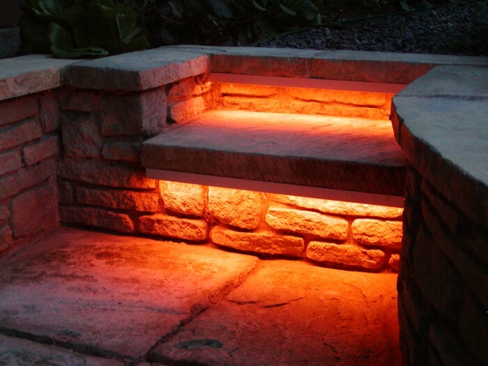 Светодиодное освещение каменной садовой скамьи